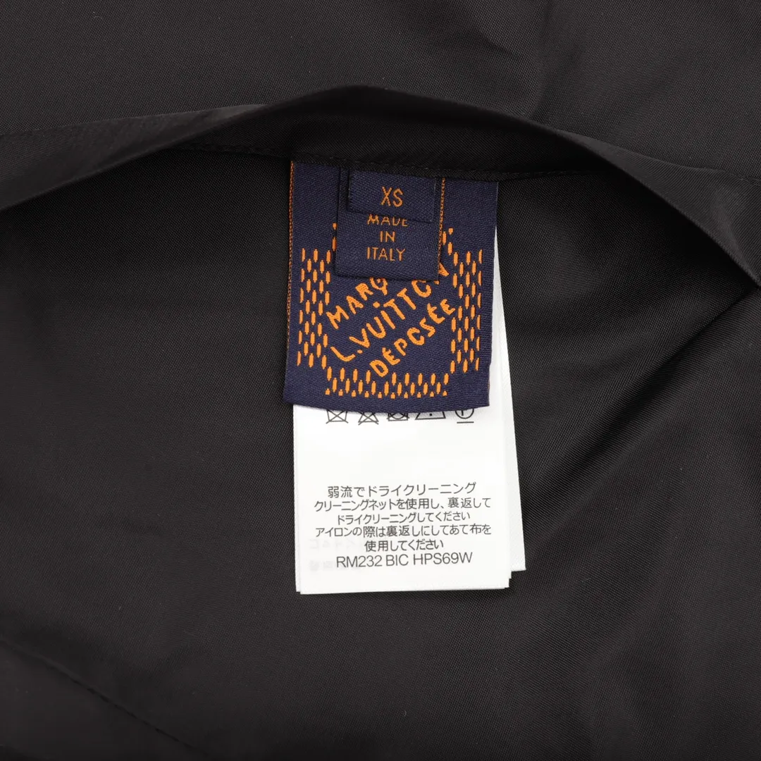 🅿️570 Louis Vuitton/Louis Vuitton Logo Reversible Jacket Jacket Reversible jacket, divided into solid color side and full logo jacquard side, the two styles can be switched at will. Needless to say the style, low-key luxury, both sides bring out the 1V classic elements, loose fit, casual and comfortable upper body. The solid color side is a soft-shell jacket style, a simple solid color style, only the chest hardware is decorated, the hardware is removable, the inside and outside hardware are all double-sided engraved, the original version is the same and can be customized and dyed. The clothes are of the same color with no color difference, and the labor cost is expensive. The lining is made of silk jacquard fabric, and the classic full-width logo jacquard process requires everything to be woven, and the process cost is extremely high. size：XS-L